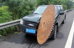 эта пила многог лет не то чтобы ничего не пилила, но и судя по рже вокруг центра даже не была монтирована в станок. странная постанова...