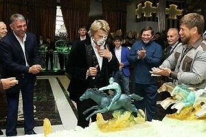 Рамзан Кадыров рассказал, как он кинул тортом в народного артиста Николая Баскова. Фотографию, где певец вытирает угощение с лица, глава Чечни опубликовал в Instagram.