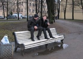Насмешили ежа голой жопой.