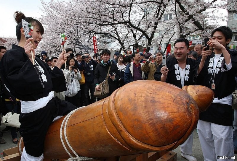 Тут всё понятно:"Японка сидит на деревянной рыбе".