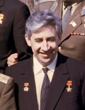 Феоктистов Константин Петрович,советский космонавт, лётчик-космонавт СССР, Герой Советского Союза, доктор технических наук, профессор. Инженер-разработчик большого числа советских космических кораблей и орбитальных станций. Член первого в истории освоения космоса экипажа из трёх человек. 
Участвовал в Великой Отечественной войне: сбежал на фронт при эвакуации из занятого немцами Воронежа, был разведчиком войсковой части. Во время выполнения задания в Воронеже был схвачен немецким патрулём и чудом выжил после попытки расстрела(!!!)