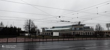 Для справки, можно выкручивать цветность хоть сотню раз, но это небо без цвета, просто серое. Вы получите кроваво-красную неестественную плитку, домик чуть посинеет, но все это результат фотошопа. А реальная фотка выше. Вот выкрутил на 400 процентов контрастности - деревья черные стали, а фотка все одно черно-белая.