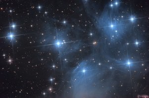 Автор, немного напутал. 

" Subaru в переводе с японского означает звёздное скопление Плеяды в созвездии Тельца.

Хотя в него входит большое количество звёзд, с Земли невооружённым взглядом видно около шести."