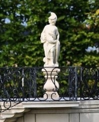 Интересно, но за медузу на крыше я не вкурил - эта чёли, Горгона?