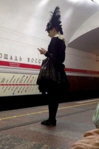 Если исключить всяких фриков, далёкий ретро выглядит на самом деле очень элегантно.
Девчонка, например, просто шик