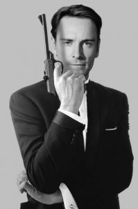 Мой топчик  : 
3.Том Хиддлстон. Британец. 39 лет.
2.Люк Эванс. Британец. 41 год.
1. Генри Кавилл. Британец. 37 лет. 
Особняком - Майкл Фассбендер. НЕ британец   43 года.