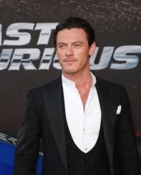 Мой топчик  : 
3.Том Хиддлстон. Британец. 39 лет.
2.Люк Эванс. Британец. 41 год.
1. Генри Кавилл. Британец. 37 лет. 
Особняком - Майкл Фассбендер. НЕ британец   43 года.