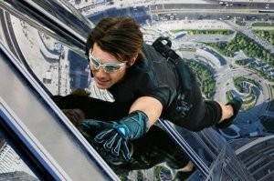 Неизвестный залез на башню Монпарнас без страховки