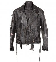 "Любой другой чехол с возрастом истреплется, тогда как кожаный станет только крепче и, надо сказать, гораздо симпатичнее."(с)
Объясните это, кто-нибудь, современным производителям кожи. 3-4 года и кирдык!