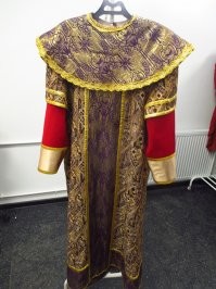 Современные текстильщики не могут повторить средневековые типы тканей. На сегодняшний день эти технологии неизвестны. Гобелены и портьерно-обивочные ткани прошлого ставят в тупик современных технологов.
А платья из царского гардероба повергают их в глухой ступор. И отнюдь не из-за вышивки драгоценными камнями и использования нитей из золота.