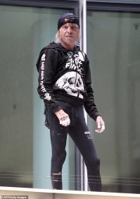 По физиономии видно, что он ку-ку