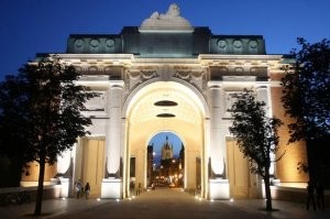 В статье нет именно места где его испытали , это городок Ипр в Фландрии  , в центре города есть триумфальная арка она вся исписана именами погибших , среди всех имен очень много Русских .