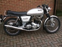 Коллекционный мотоцикл Norton Commando 1977 года, который даже не распаковывали