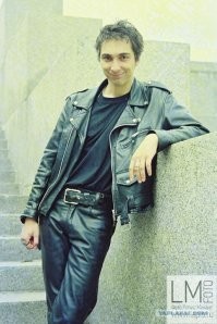 Сомневаюсь, что дружок этого панка - молодой Михаил Горшенев (Группа «Король и Шут»), умерший в 2013. Но что-то похожее в нём есть. Он мой ровесник. В 1987-1988 мог так выглядеть. Вот фото Горшенева начала 90-х годов. Более ранних не нашел...