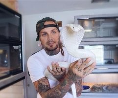 В начале подумал, что с чуваком что-то не так. Кобру как то и не заметил.