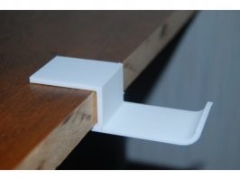 Может быть, как-то так? Только раскладной и вместо крючка - кольцо...
Хотя больше похоже на ногтегрызку. Или, с учётом рисунка, что-то музыкально-электрогитарное. 
Вообще, значительная часть "пояснений" крайне неочевидны. На "отъе..сь".