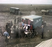 А,почему там одни мужики возле машины, - ведь там в основном женские вещи? Понимаю купить ,,,там платок в подарок,,,, но там весят * сарафаны или платья*( не знаю как там чё называют).