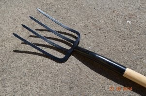 Если не траншею копать, то для садоводства всяко удобнее вилы: