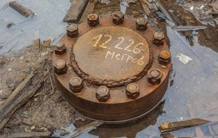 4. Самая глубокая скважина в мире была пробурена в ноябре 2017 года на Сахалине-I, достигнув глубины 15 000 метров = 
= 15 км. 
Нолик - лишний, наверное.
.............
Самая глубокая скважина на Земле   Кольская сверхглубокая, или СГ-3. В 1990 году ее глубина достигла 12 километров 262 метров.
и то, херню накалякали на крышке,
в попыхах, когда бабло письдели  

А так +