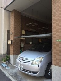 Это Япония)) В крупных городах - это норма..