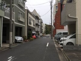 Это Япония)) В крупных городах - это норма..