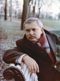 "...было решено переозвучить его героя, обратившись за помощью к актеру Игорю Ефимову. В результате, в сериале о приключениях Шерлока Холмса голосом Игоря Константиновича заговорил не только инспектор Лестрейд, но также Гримсби Ройлотт, маркёр Прайс и майор Шолто".

Игорь Константинович Ефимов действительно прекрасный актёр и блестящий мастер дубляжа. Достаточно вспомнить, что он озвучивал Шукшина в "Они сражались за Родину", Папанова в "Холодном лете 53-го", Джигарханяна в "Собаке на сене", того же Брондукова в "Человеке с бульвара Капуцинов" и ещё множество работ, всё естественно не перечислить. К сожалению, покинул нас в 2000 году.