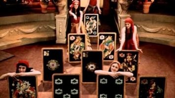 "Ну что сказать, ну что сказать,
Устроены так люди,
Желают знать, желают знать,
Желают знать, что будет."
Теперь понятно почему в старом советском кинофильме такие карты...