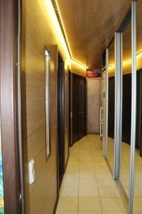 Маман попросила выкинуть старый трильяж, я вынул зеркала, боковые вмонтировал в стены коридора с подсветочкой, а большое в ванной приклеил на стену. 12 лет уже прошло, маман довольна. Фотки получше долго искать, зато есть котик.