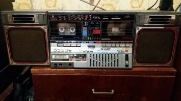 До сих пор стоит и работает - Sharp GF-800Z, 1986 г. Сейчас скрашивает время в гараже.