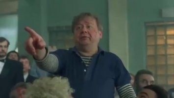 Капитан, похожего п***ра слева, по телеку видел, он услугами ТЕЛЕ 2 торгует!!!