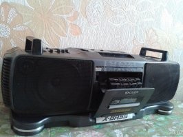 Помнится, у знакомого был Шарп, в котором в одну деку вставлялось две кассеты.
Что-то типа такого: