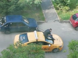 Хоть надпись и не полная,но думаю там написано ДЕБИЛ)