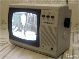 За пруф спасибо огромное!!! Честно! Но вот на видео я как раз вижу телевизор с неисправной кадровой разверткой. Частота не 50Hz, как надо, а где-то 4-7. Возможно, резюк отвалился в блокинг-генераторе. Эх, сколько я за этим телеком покодил, поиграл на спекки и БКшке, ностальгия. А вот так должен выглядеть рабочий телек (длинная и короткая выдержки):