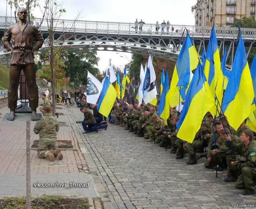 Украинцы про украину. Хохлы на коленях. Украинцы на коленях. Бог Украины украинцев. Украина на коленях перед Путиным.