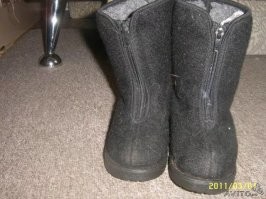 То, что тогда было модным, теперь не модно. Сомневаюсь, что современная молодежь станет носить итальянские сапоги старого покроя. А что советская зимняя обувь выполняла свое прямое назначение лучше итальянской, думаю никто спорить не будет. Валенки, унты, "прощай молодость" и другая советская зимняя обувь прекрасно сохраняла ноги в тепле, нигде не давило и не жало. В итальянских сапогах можно было красиво и элегантно отморозить ноги. Ну нет в Италии таких морозов, не умеют они для морозов обувь делать. Но человеку свойственно пытаться выделиться, и когда выделиться больше нечем, некоторые пытаются выделяться шмотками, оплевывая мимоходом все отечественное.