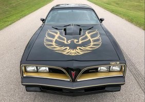 я думал феникс на капоте у этой модели обязателен