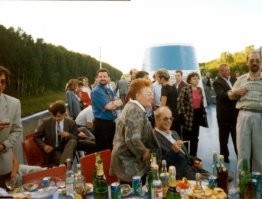 1995год  10 тысяч абонентов

В сети «Би Лайн», которая преобразована в цифровую сеть стандарта DAMPS, 10000 абонентов. Почетным 10 –тысячным абонентом стал Калягин. Новое достижение сотрудники компании отметили на теплоходе, отправившись в плавание по Москве-реке. Фотографии из личного архива Д. Б. Зимина.