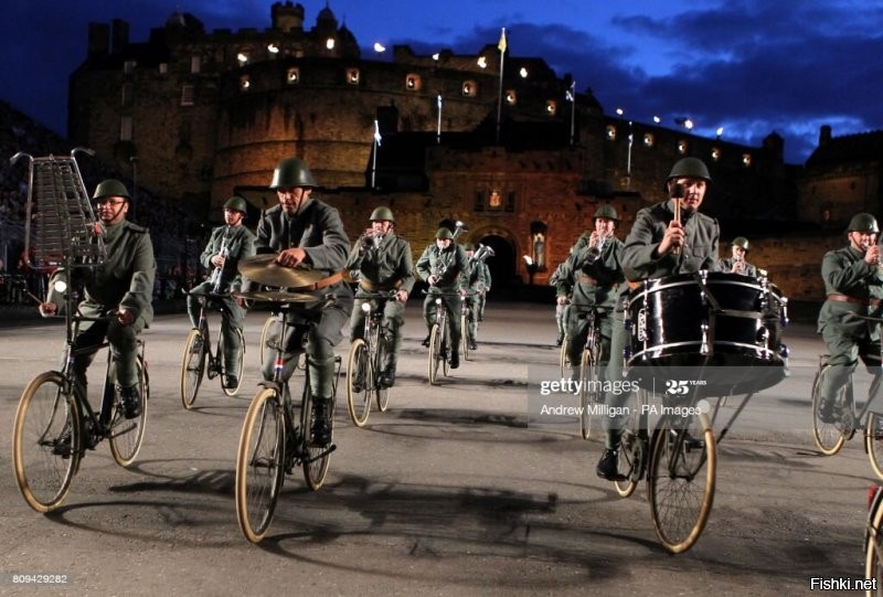 Знаменитый Голандский военный оркестр на велосипедах... Чем он знаменит? Он именно на велосипедах... Приписан к велосипедным войскам :)