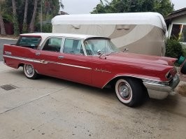 chrysler new-yorker и chrysler town-country это два разных автомобиля. нью-йоркер в основном был седан, кабриолет а, таун энд кантри - универсал или вагон, как они говорят. хотя до 1951 года тэк выпускался и как седан и кабриолет тоже. разделение произошло в 1951 году и с тех пор тэк выпускается только как вагон и стало прародителем современных вэнов крайслера, а нй прародителем компактных (по американским меркам) чеданов.
на фото внузу в красном кузове тэк 1958, и в синем - нй 1958