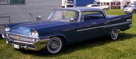 chrysler new-yorker и chrysler town-country это два разных автомобиля. нью-йоркер в основном был седан, кабриолет а, таун энд кантри - универсал или вагон, как они говорят. хотя до 1951 года тэк выпускался и как седан и кабриолет тоже. разделение произошло в 1951 году и с тех пор тэк выпускается только как вагон и стало прародителем современных вэнов крайслера, а нй прародителем компактных (по американским меркам) чеданов.
на фото внузу в красном кузове тэк 1958, и в синем - нй 1958
