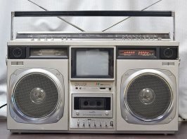 Всему своё время. Патефон, бобинник, кассетник, сидюк - их время ушло.
Любоваться можно и на музейных картинках.