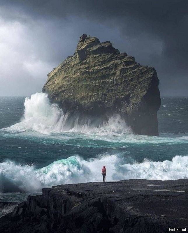 Меня терзают смутные сомнения. А это точно ПОЛУОСТРОВ? Может девушка и стоит на полуострове, а вот эта каменюка - остров.