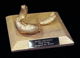 Скульптура какашки дочери Тома Круза