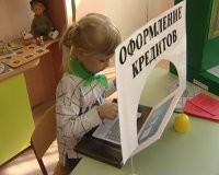 Мать учит детей жизни с помощью картонных коробок