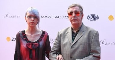 Папа и доча или не доча а как она себя там именуют ( х-уй чего и с боку бантик типо того)