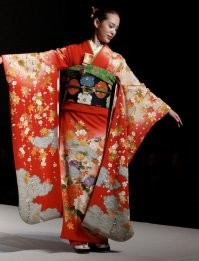 Не совсем верно. Само кимоно японцев произошло от китайской одежды ханьфу. И собственно очень на неё похожа. Появилась в Японии вместе с шёлком и задержалась на века, немного видоизменяясь под воздействием многих факторов. И японцы до недавнего времени называли словом "кимоно" вообще всю одежду. Просто одежду. И да, современные китайцы не носят обычно кимоно-ханьфу. Впрочем как и современные японцы. Ханьфу используют как национальный костюм в исторических постановках. Но традиция не забыта и даже основываются целые сообщества по возрождению этой одежды.
Первые четыре картинки китайская одежда, остальные японская. И на самой последней как раз сравнение. Как говориться, почувствуйте разницу. Она весьма незначительна, несмотря на многовековую историю и две разные страны.