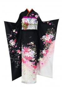 Не совсем верно. Само кимоно японцев произошло от китайской одежды ханьфу. И собственно очень на неё похожа. Появилась в Японии вместе с шёлком и задержалась на века, немного видоизменяясь под воздействием многих факторов. И японцы до недавнего времени называли словом "кимоно" вообще всю одежду. Просто одежду. И да, современные китайцы не носят обычно кимоно-ханьфу. Впрочем как и современные японцы. Ханьфу используют как национальный костюм в исторических постановках. Но традиция не забыта и даже основываются целые сообщества по возрождению этой одежды.
Первые четыре картинки китайская одежда, остальные японская. И на самой последней как раз сравнение. Как говориться, почувствуйте разницу. Она весьма незначительна, несмотря на многовековую историю и две разные страны.