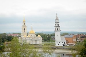 Невьянская башня, отклонение от вертикали   около 1,85 м в верхней точке, наибольший угол наклона у нижнего яруса (3  16')