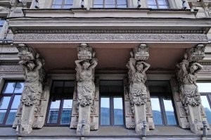 Чёт, в последнее время, слово "дизайнер" становится синонимом недалечности.

Только вот смотреть на эту "великолепную идею" придется исключительно закрыв один глаз и из одной точки. Причем и по углу обзора (шаг влево/право), и по расстоянию до стекла. Да - и по высоте, а это проблемно - у всех разный рост. Так же, не забываем про глубину резкости. Человеческий глаз не может сфокусироваться одновременно на стекле и на руинах в 20-ти метрах от него.
Только когда найдешь правильную точку обзора, как в прицел,  сможешь сфоткать и насладиться этим чудом дизайнерского виденья. Попробуй без фото, живьем, показать это малому ребенку.
В общем, идея хороша, но невозможна рабочая реализация. Всё чаще, нынешние горе-дизайнеры, рубят бабло, а на выходе - пшик. Лебедев стайл.

- Вот тут 3000 лет назад была плоская крыша, а не как было принято в то время, двускатная, да и балкона с кариатидами не было. Я дизайнер - я так вижу. Если вы не лохи, то тоже увидите.

А король-то - голый!