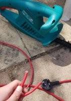 Что за материалы можно пилить триммером для "живой изгороди"?